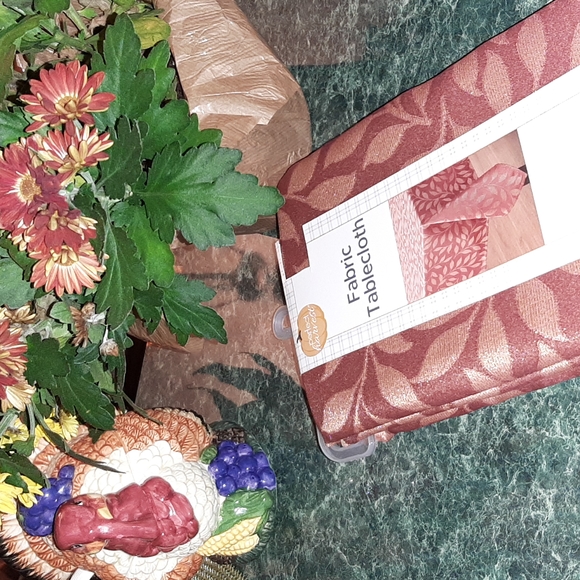 🍂🍁🍂Fabric Tablecloth- Beautiful! Rust with Gold Leaves 52" x 70"🍂 🍁🍂 - Picture 2 of 12